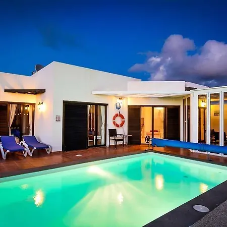 Playa Blanca Sleeps 6 Pool Wifi Villa